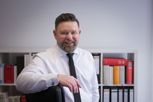 Proträbild Herr Heller in seinem Büro