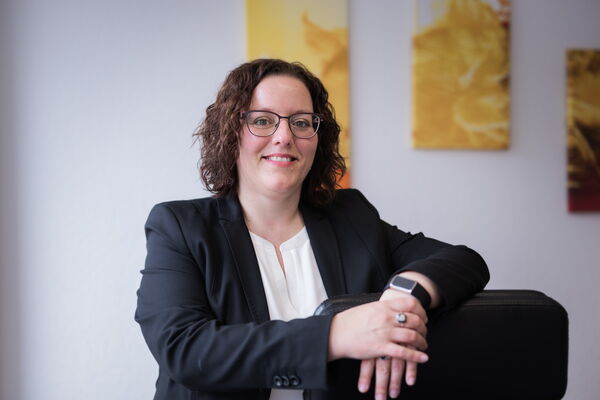 Porträtaufnahme Rechtsanwätin Sarah Schlauß in ihrem Büro